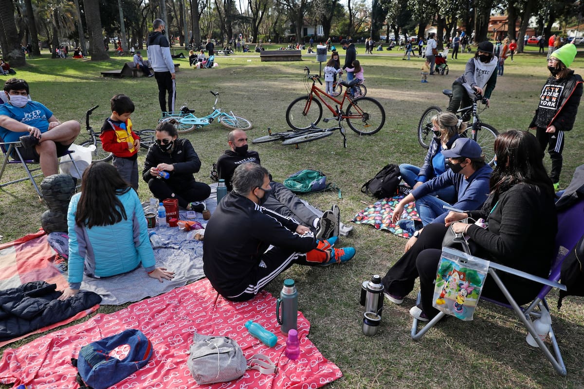 Las reuniones sociales ya estaban habilitadas al aire libre y en espacio públicos y ahora se sumarán en ámbitos privados