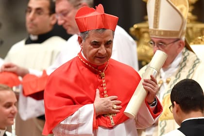 Las revelaciones en la prensa italiana sobre la misteriosa mujer, apodada la "Dama del cardenal" o la "Dama de los 500.000 euros", sembraron graves sospechas de corrupción sobre el cardenal Angelo Becciu