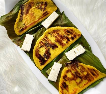 Las riguas salvadoreñas es un platillo elaborado con maíz fresco que se cocina sobre hojas de plátano