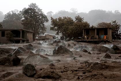 Las rocas volcánicas se extienden alrededor de un área que quedó sepultada después de la erupción del volcán de Fuego en San Miguel Los Lotes en Escuintla