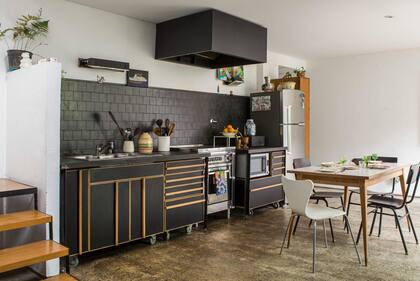 Las ruedas en los muebles de la cocina son para desplazarlos y poder limpiar bien x debajo pero también se vinculan con “lo lúdico”, una constante en la obra de Valeria.