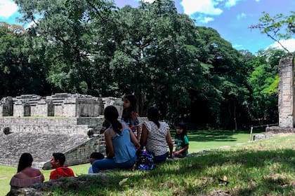 En los escalones de 10 metros de ancho, hay más de 1,250 glifos individuales, que constituyen la inscripción Maya más larga conocida