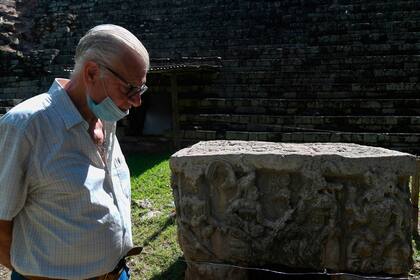 El arqueólogo francés René Viel es uno de los científicos que buscan desentrañar los secretos del antiguo imperio maya en Honduras