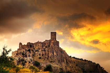 Las ruinas de Craco aún resisten en pie al borde del acantilado en la región de valles de Basilicata