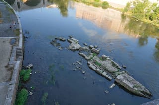 La sequía es tan grave en Italia que dejó al descubierto un antiguo puente hundido en el río