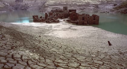 Las ruinas del pueblo “fantasma“, con el Lago di Vagli a medio vaciar (Vagli Park)