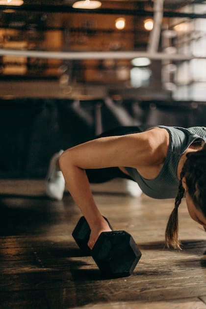 Las rutinas más extensas, además de trabajar con el propio cuerpo, incorporan elementos, como mancuernas, bandas, kettlebells y barras