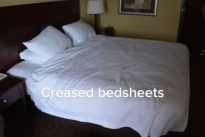Las sábanas no deben estar arrugadas si se quiere mantener la elegancia en el dormitorio, de acuerdo con los consejos de Interior by Krish