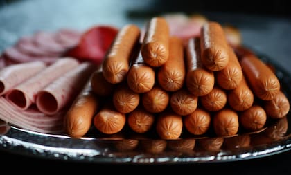 Las salchichas y embutidos son alimentos que deben evitarse para cuidar la microbiota intestinal