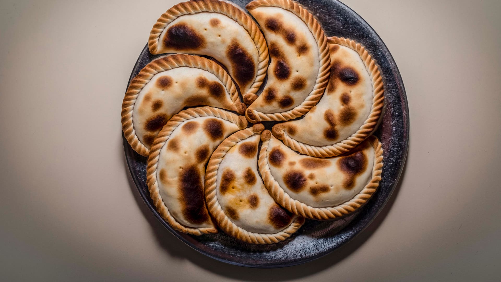 Las de Los Hornos, en Yerba Buena, resisten al cambio generacional desde hace 30 años: tienen masa de grasa y están rellenas con tapa de asado, verdeo, huevo picado y morrón.