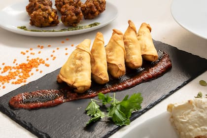 Las samosas de papa son una comida callejera típica de la India.