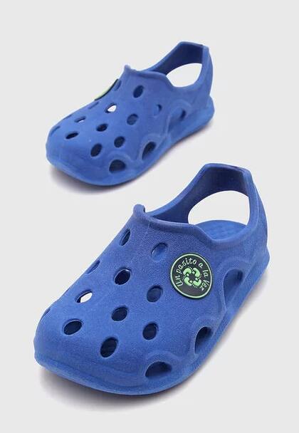 Las sandalias de goma son fundamentales para no resbalarse al correr cerca del agua.