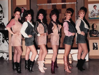 Las secretarias en los años 80 del programa Si lo sabe, cante conducido por Roberto Galán. Desde la izquierda: Petty Castillo, Stella Maris Muñoz, Ángeles Cudos, Dorita Delgado, Jorgelina Aranda y Gladys Mancini
