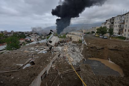 Las secuelas de los recientes bombardeos durante los combates en curso entre Armenia y Azerbaiyán por la región separatista de Nagorno-Karabaj, en la ciudad principal de la región en disputa de Stepanakert el 4 de octubre de 2020