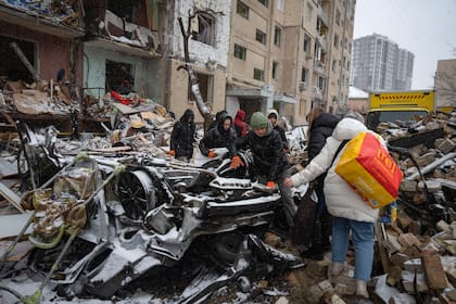 Las secuelas de un ataque ruso en Kiev, Ucrania, el 3 de enero de 2024. (Foto AP/Efrem Lukatsky)