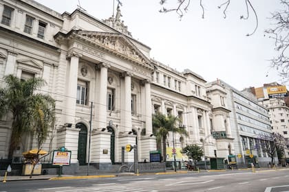 Las sedes de la Universidad de Buenos Aires (UBA), así como todas las otras universidades nacionales del país no darán clases en reclamo por la recomposición salarial del personal docente y no docente de las mismas