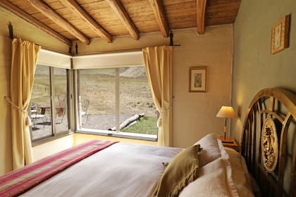 Las seis habitaciones se funden con el entorno con colores cálidos y una lograda combinación de muebles antiguos y mantas artesanales.