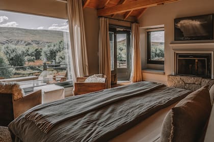 Las seis habitaciones tienen vistas únicas al jardín y la montaña.