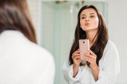 Las selfis vergonzosas frente al espejo son muy populares en Snapchat e Instagram; algunos de los Vines más icónicos como "Hora de la ducha y jeans Diesel" u "Hola, bienvenido a Chili’s" se grabaron en baños