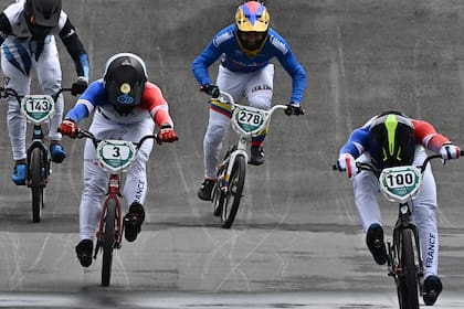 Las semifinales del BMX; Toores (143), el primero desde la izquierda