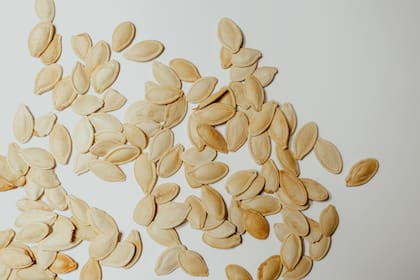 Las semillas de calabaza o pepitas también tienen aportes nutricionales importantes y beneficios para la salud (Pexels/Vie Studio)