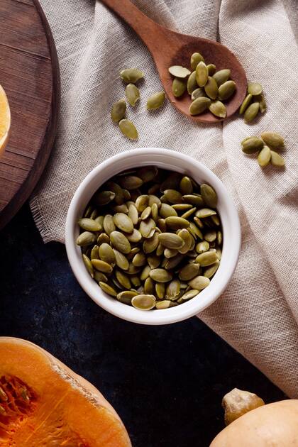 Las semillas de calabaza o zapallo aportan proteínas, zinc y hierro.