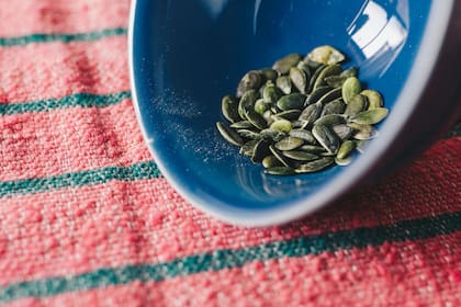Las semillas de calabaza son fuente de proteína vegetal y grasas saludables (Pexels/João Jesus)