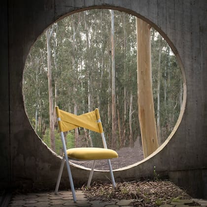 Las señales del cruce de vías que fueron inspiradoras de los sillones 'Cruce', un diseño a partir de bandas superpuestas y flexibles.