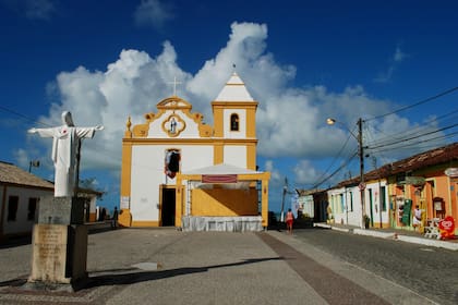 Las señas particulares de Arraial D´Ajuda son la Rua do Mucugê, donde hay un mix encantador de negocios, heladerías, marcas de diseño la playa de Parracho y la más alejada y salvaje de Taípe.