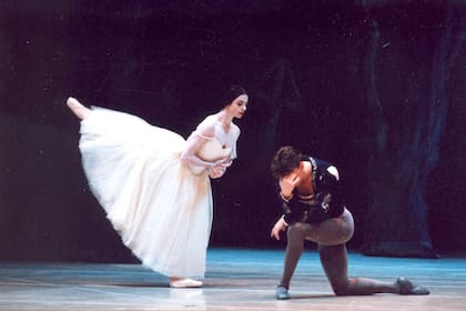 “Las sensaciones cambian con cada bailarina -dice Julio Bocca, la gran estrella argentina-. El trabajo para que parezca que ella no pesa nada, que es un espíritu, por supuesto es de los dos. Yo tuve la suerte de hacerlo con artistas increíbles.” En la imagen, una escena del acto blanco de "Giselle" con el ABT en el MET de Nueva York: Bocca y Alessandra Ferri eran la pareja perfecta a finales de los años 90