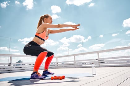 Las sentadillas son claves para fortalecer los músculos de la parte inferior del cuerpo, como los glúteos, cuádriceps, isquiotibiales y flexores de la cadera