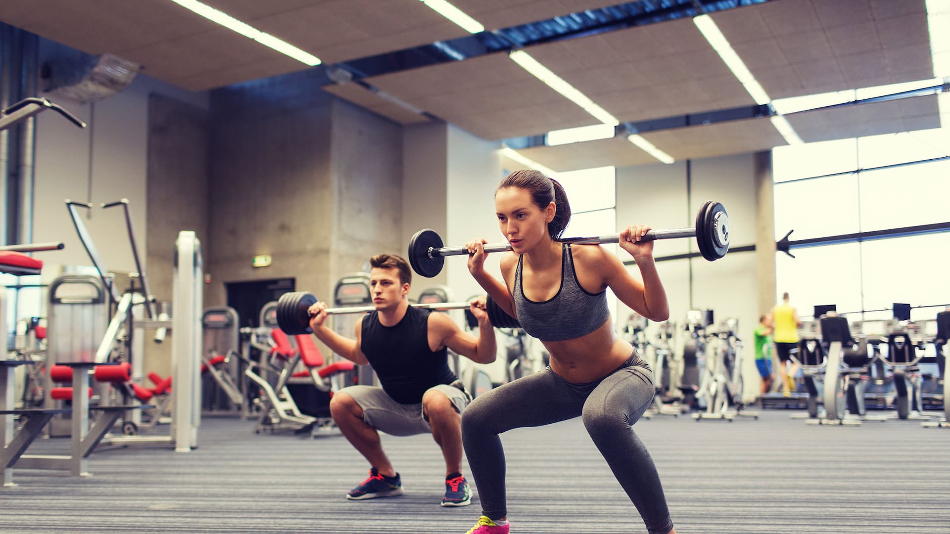 Las sentadillas trabajan de manera integral la fuerza y la resistencia corporal, la flexibilidad y también ayudan a aumentar la masa muscular y prevenir lesiones