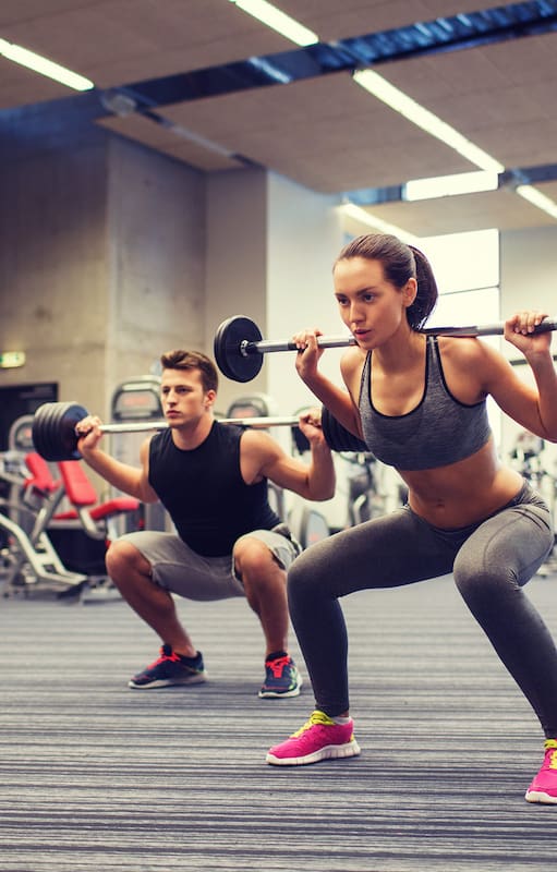 Las sentadillas trabajan de manera integral la fuerza y la resistencia corporal, la flexibilidad y también ayudan a aumentar la masa muscular y prevenir lesiones