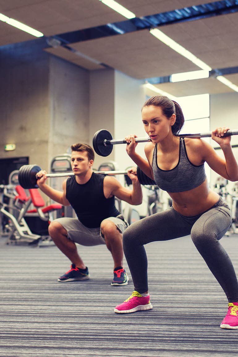 Las sentadillas trabajan de manera integral la fuerza y la resistencia corporal, la flexibilidad y también ayudan a aumentar la masa muscular y prevenir lesiones