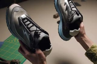 Así son las zapatillas que usan tus talones para interactuar con el teléfono