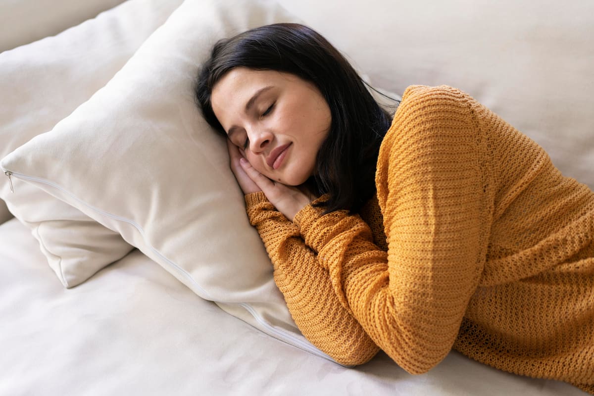 Las siestas más largas, especialmente las que duran una hora o más, se han relacionado con la obesidad y un mayor riesgo de enfermedades cardiovasculares
