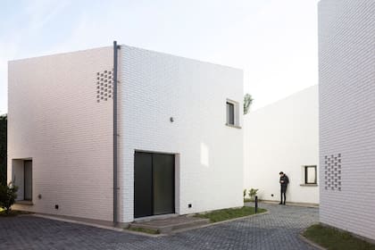 Las siete casas del desarrollo Morrison presentan el mismo diseño, dando una sensación de unidad y coherencia al conjunto.