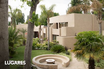 Las siete suites con pileta privada rodean un patio con plantas, palmeras y hasta una cascadita