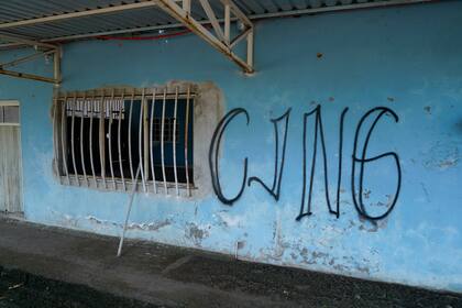 Las siglas del Cártel Jalisco Nueva Generación cubren la fachada de una vivienda abandonada en El Limoncito, Michoacán (Archivo)