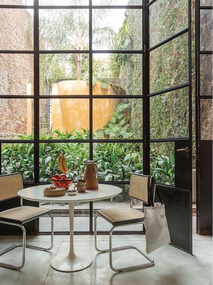 Las sillas Cesca de Marcel Breuer junto a la mesa Tulip en un rincón cómodo, elegante y ligero, fácil de imaginar para pocos metros