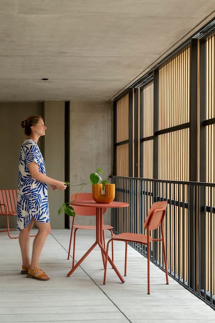 Las sillas del balcón (Estudio Te) son la versión outdoors del diseño que eligió puertas adentro. Los sillones son de El Yeite.