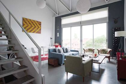 Las sillas del comedor tienen asientos del modelo ‘Polipro’ y las patas del ‘D.A.M.’, ambos clásicos de Eames