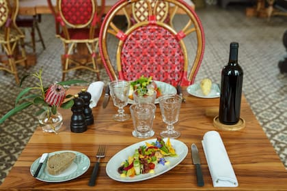 Las sillas del restaurante son obra de Alexis Dyèvre, de Maison Gatti, con quien Louboutin se asoció en 2022 para darle despegue a los clásicos muebles franceses con entramado en ratán.
