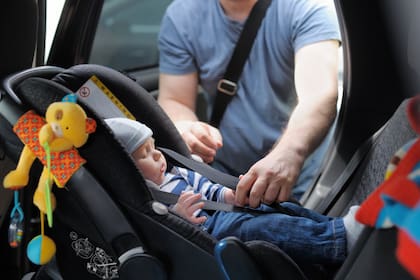 Las sillas para bebes y niños menores de cuatro años deberán contar con una alarma anti abandono en los autos que circulen en Italia