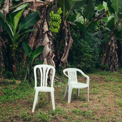 Las sillas vacías en la portada del disco representarían a los puertorriqueños que emigraron de su país (Fuente: Spotify)