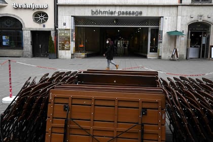 Las sillas y mesas de un restaurante cerrado se apilan juntas en la ciudad de Múnich, en el sur de Alemania, el 22 de marzo de 2021, en medio de la pandemia del nuevo coronavirus