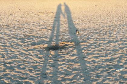 Las siluetas de Rubén y Soledad en el amanecer de la propuesta.