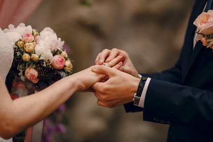 Las solicitudes por matrimonio con permanencias no autorizadas enfrentarán un examen más complejo, según el memorando del Uscis