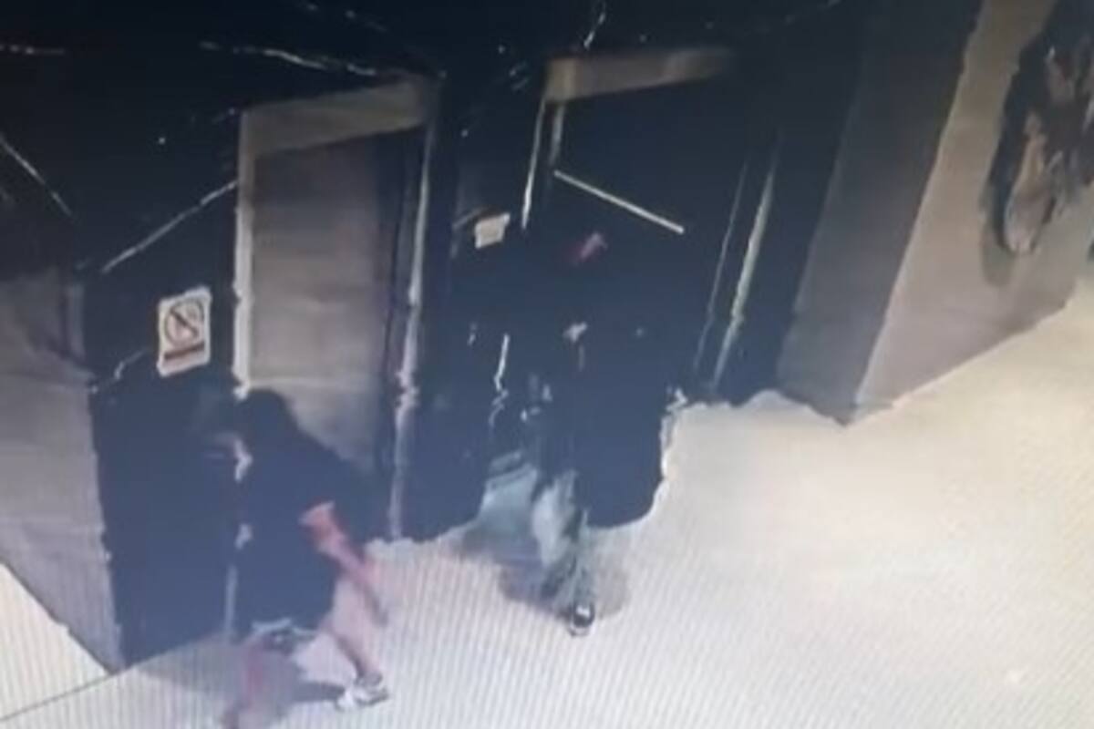 Las sospechosos fueron registradas por una cámara de seguridad cuando salían del edificio de una de las víctimas