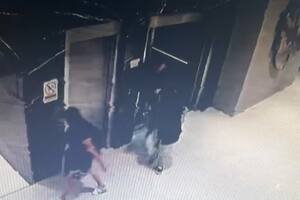 Las sospechosos fueron registradas por una cámara de seguridad cuando salían del edificio de una de las víctimas